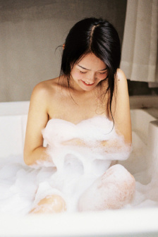 男生和女生晚上一起互动